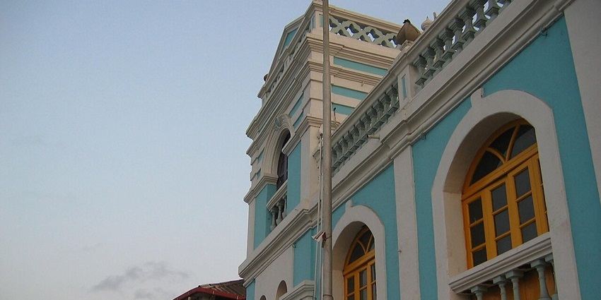 Colourful Portuguese-style building with arched windows and balconies, one of the top museums in Goa.