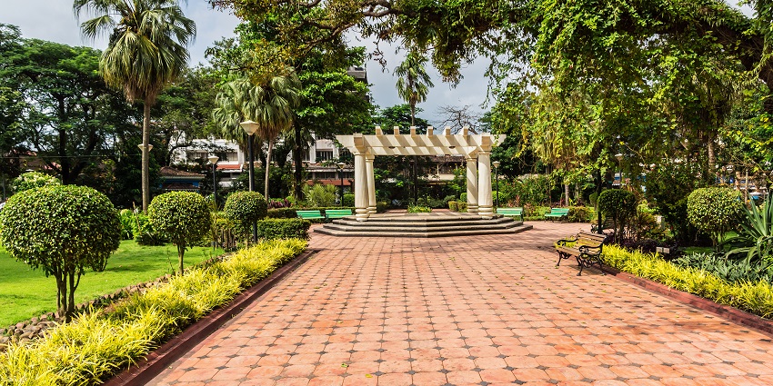 Peaceful view of Jardim Garcia de Orta garden with greenery and walking paths in Goa.
