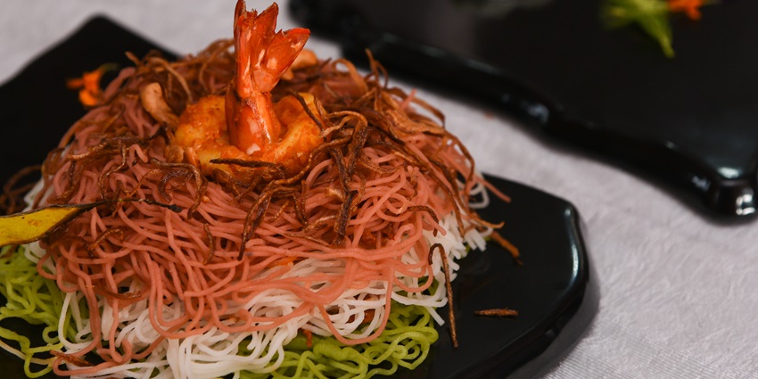Spicy idiyappam biryani served during Kailpodh, a culinary highlight of festivals in Karnataka.