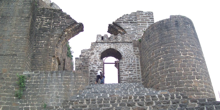 Historic stone walls and watchtowers of Kalaburagi Fort, one of the iconic forts in Karnataka.