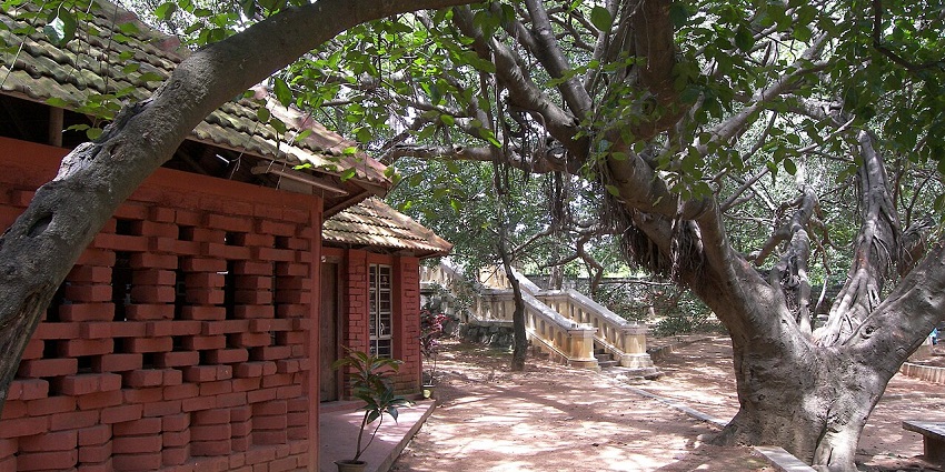 Chitrakala Parishath campus in Bengaluru, featuring red-brick art space and greenery, one of the museums in Karnataka.