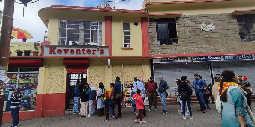 People are crowded to try the Darjeeling tea at the famous restaurant Keventer’s.
