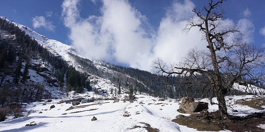 Khirganga National Park in winter with the park and mountains covered in dense white snow.