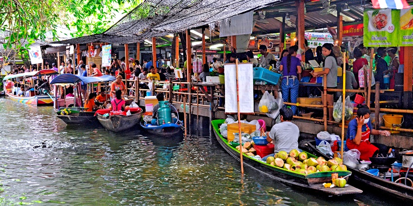 Local boats and food stalls at Khlong Lat Mayom Floating Market in Bangkok.
