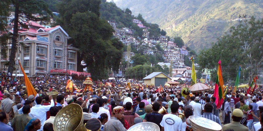 A huge crowd gathered in the roads of Kullu performing the Dussehra procession with flags.