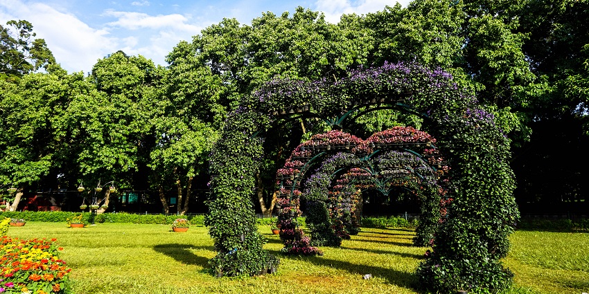 Entrance of Lalbagh Botanical Garden with flowers, one of the serene parks in Karnataka.

