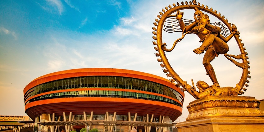 Nataraja Statue in front of Bharat Mandapam, a ground scraper building at Pragati Maidan.