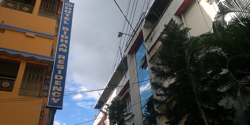 Mahabir Bhojanalaya is popular with families, office workers, and tourists looking for a hearty vegetarian meal in the main part of the city.