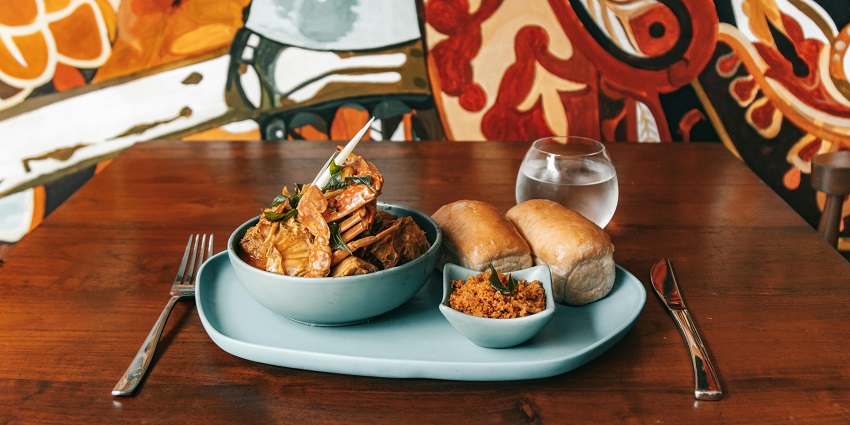 Crab curry with pav at Melting Point Restaurant, a local favourite among restaurants in Pelling.
