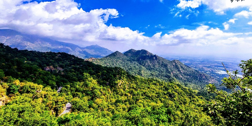 A scenic view of the Mount Abu mountain range, a top destination among hill stations in Rajasthan.