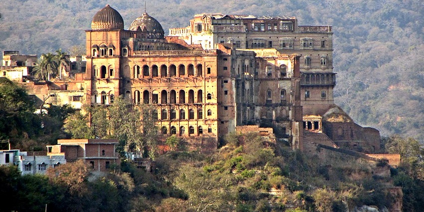 The view of the Mubarak Mandi palace complex, an ornate palace building with many arches and balconies.