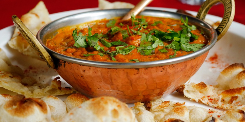 Chicken curry with flatbread served at Musafir Indian Restaurant, one of the popular Indian restaurants in Turkey.
