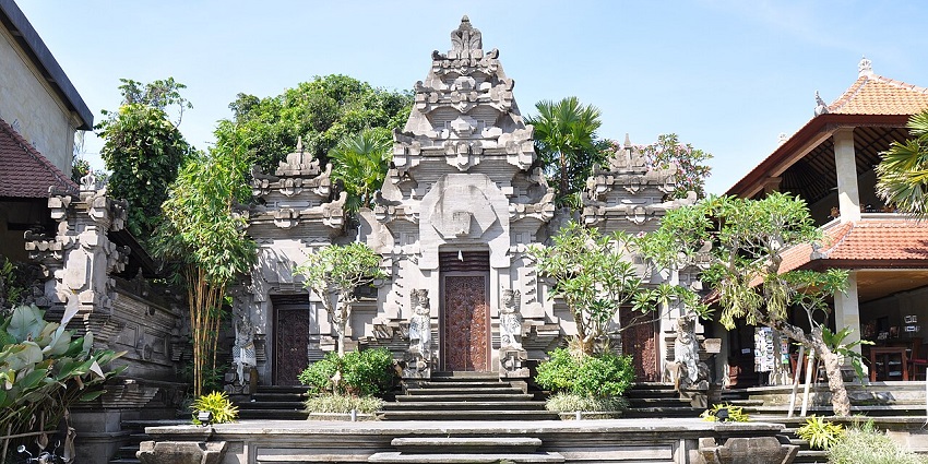 Traditional Balinese architecture at the Puri Lukisan Museum entrance in Ubud, Bali.
