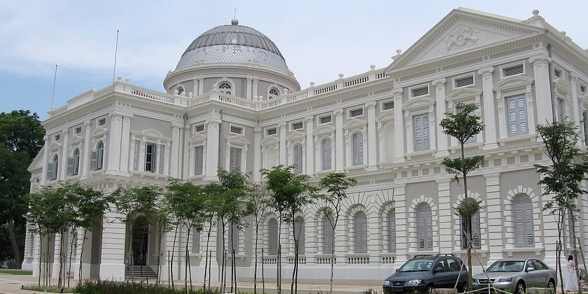 The National Museum of Singapore shows a neoclassical white building and a central dome, one of the top museums in Singapore.