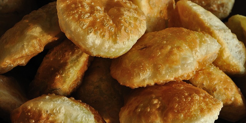 Round and crispy, deep-fried kachoris, golden-brown in colour, served with chutney.
