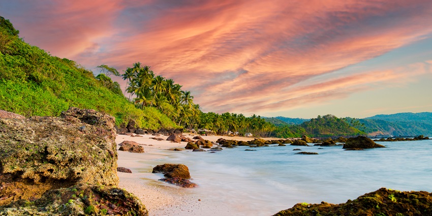 An amazing portrait of Varkala Beach with the sky turning into shades of vibrant colours.