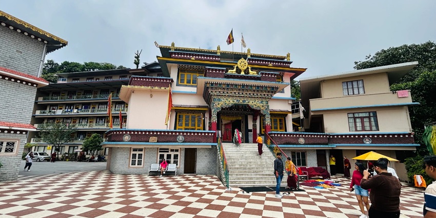 A front-view of the ancient Gonjang Monastery, a major attraction in Gangtok.