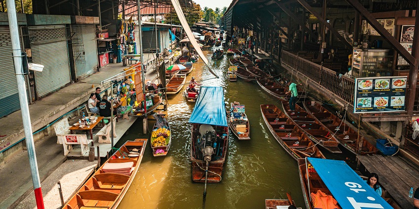 Cultural boats and vendors at Pattaya, a vibrant floating market in Thailand.
