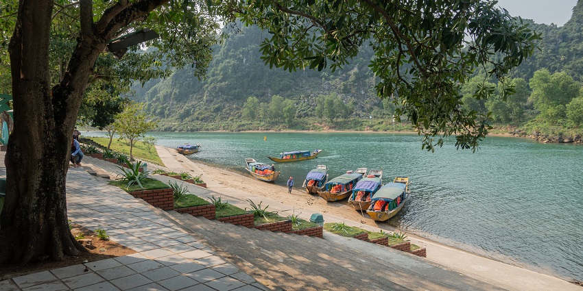 Calm river and boats at Phong Nha-Kẻ Bàng, one of the best national parks in Vietnam.
