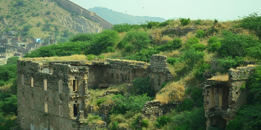 Historic Poonch Fort showcases the ancient architecture of forts in Kashmir.