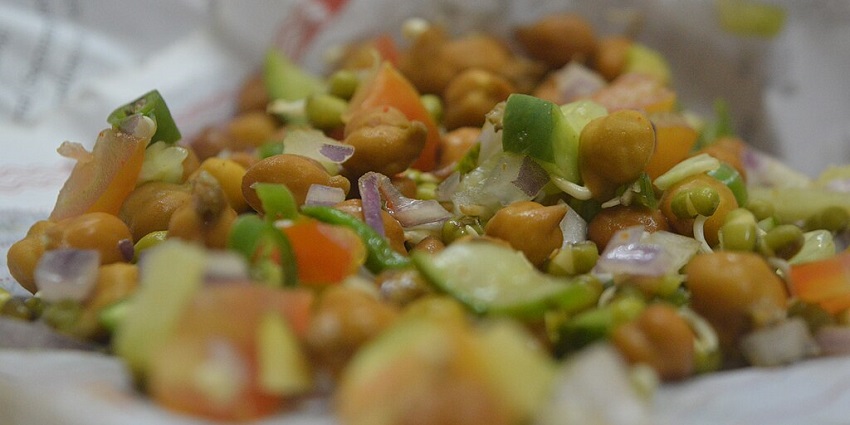 The raw green gram with chopped chillies, onions, pickle, cucumber, and seasoning in one of the best restaurants in Siliguri for couples.
