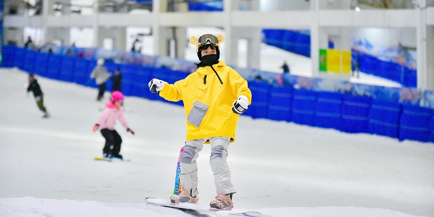 A person snowboarding at Snow Park Goa, a fun attraction among parks in Goa.
