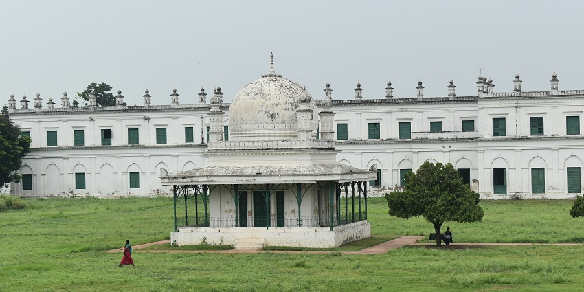 Exterior view of Sri Jayachamarajendra Art Gallery entrance with white architecture.
