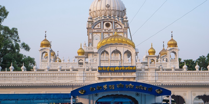 Sultanpur Lodhi gurdwara features impressive white domes and arches during Guru Nanak’s Prakash Utsav.