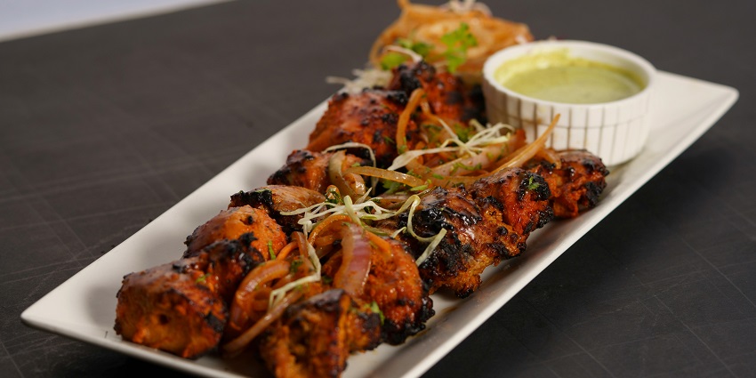 Chicken tikka served at Taj Mahal Indian Food, one of the Indian restaurants in Turkey.
