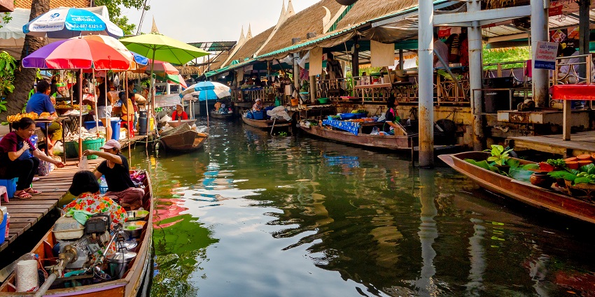 Boats selling food at Taling Chan, a popular floating market in Thailand.
