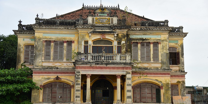 Terra Vera Mansion’s crumbling walls and overgrown garden, one of the top haunted places in Karnataka.
