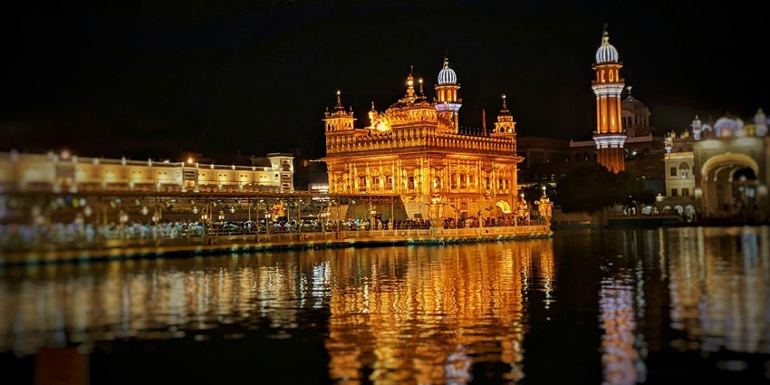 Harmandir Sahib is beautifully lit up during the Guru Nanak Jayanti 2025 celebrations.