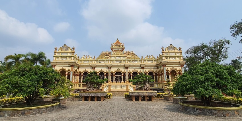 Vinh Trang Pagoda in My Tho, with ornate design and gardens, one of the stunning temples in Vietnam.