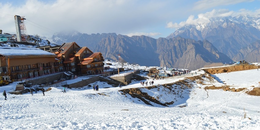 These are the himalayan mountains of Auli, Beyond the imagination—-Snowfall In North India