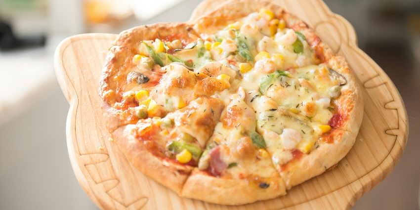 A delicious pizza served at Brewbakes Cafe, one of the famous cafes in Uzan Bazar Guwahati.