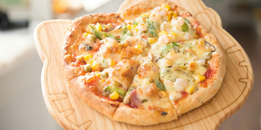 Freshly baked pizza topped with cheese, corns, and capsicum served at Cafe City Streets.
