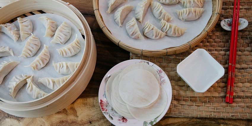 Steaming momos in a wooden box served at Cafe Wings, one of the best cafes in Jayanagar Guwahati.