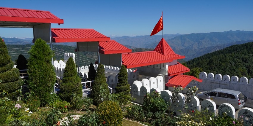 An image of Kali Ka Tibba temple atop a hill in Chail, Himachal Pradesh