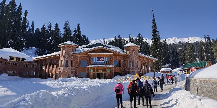 Gulmarg gandola point, Gandola ride in gulmarg, Snowfall in kashmir, kullu manali manali snowfall