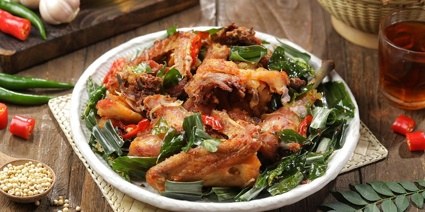 Crispy fried chicken pieces with chilli, curry leaves, and herbs, one of the restaurants in Aizawl.