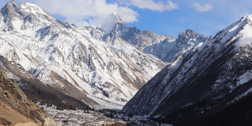 Snowfall in Himachal Pradesh transforming Kinnaur’s mountains and villages into a winter landscape.