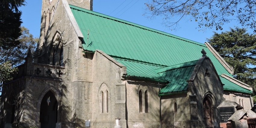 Scenic Kasauli hills at sunrise with misty valleys, pine trees, and red-roofed houses, showing snowfall in Kasauli.