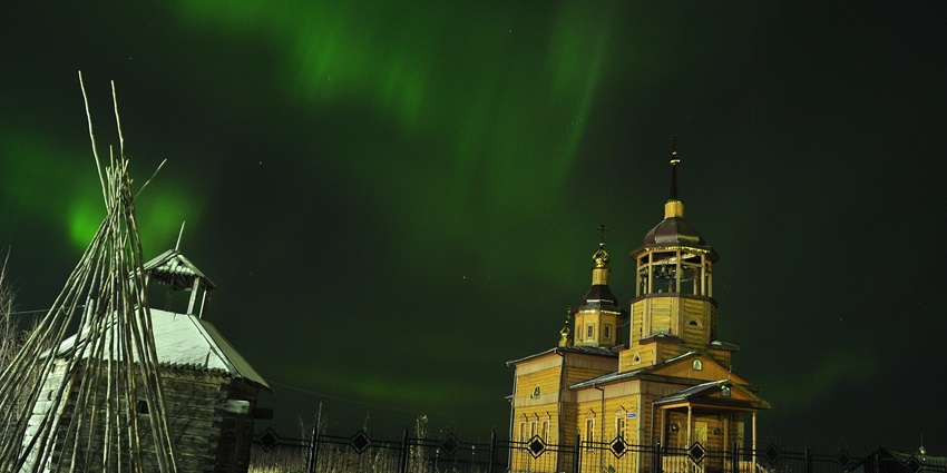 Russian snow-laden landscapes and glacial rivers make it one of the best spots for Auroras.