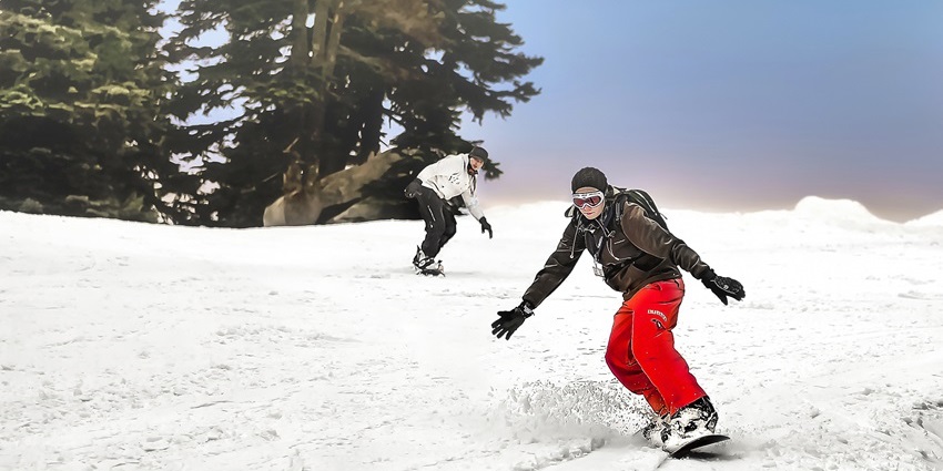 Snowboarding is one of the thrilling snow activities in India during February for adventurers.