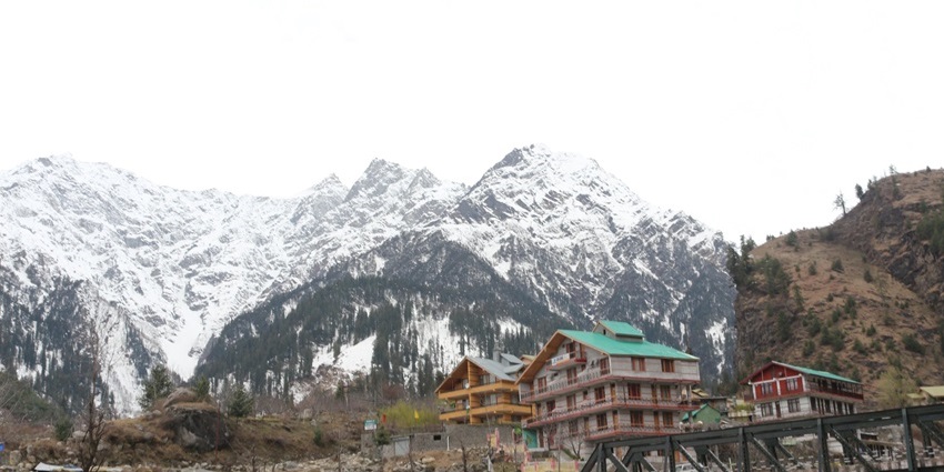 Solang Valley is a short distance from Manali, offering best snow activities for family and friends.