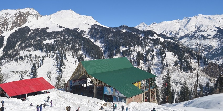 Adventure seekers enjoying skiing during heavy snowfall in Himachal Pradesh at Solang Valley.