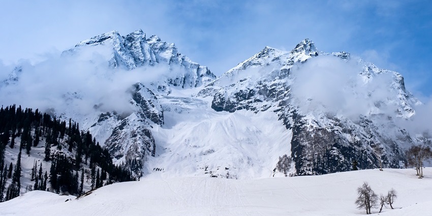 Sonamarg is one of the most eye-catching and serene places with snowfall in India.