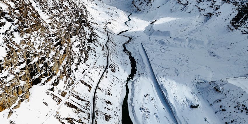 Stunning view of the beautiful landscapes during the snowfall season in Himachal Pradesh.