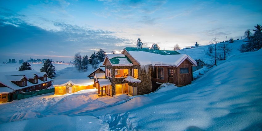 An image of a cosy cottage in Gulmarg, one of the popular places for snowfall in India.