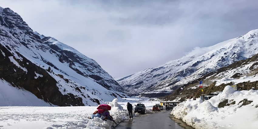 Snow-covered Sissu Valley in Himachal Pradesh, showcasing winter's pristine beauty